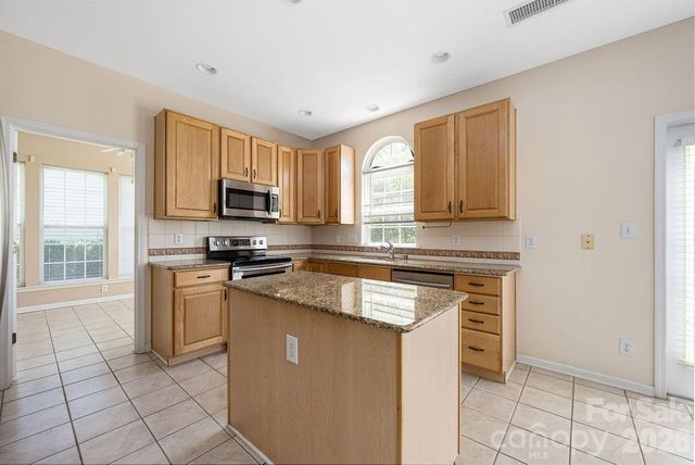 9512 Autumn Applause Drive, Charlotte, NC 28277