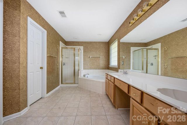 9512 Autumn Applause Drive, Charlotte, NC 28277