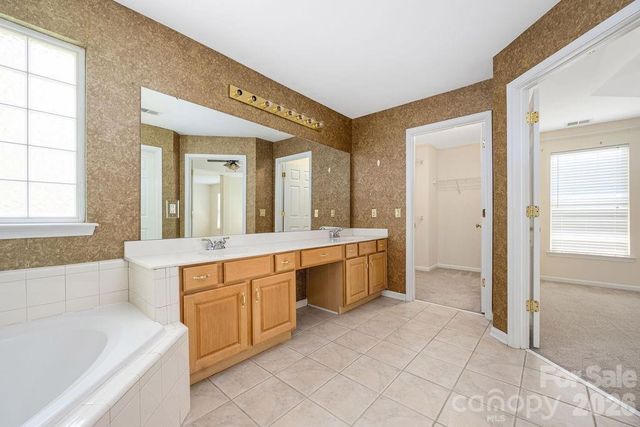 9512 Autumn Applause Drive, Charlotte, NC 28277