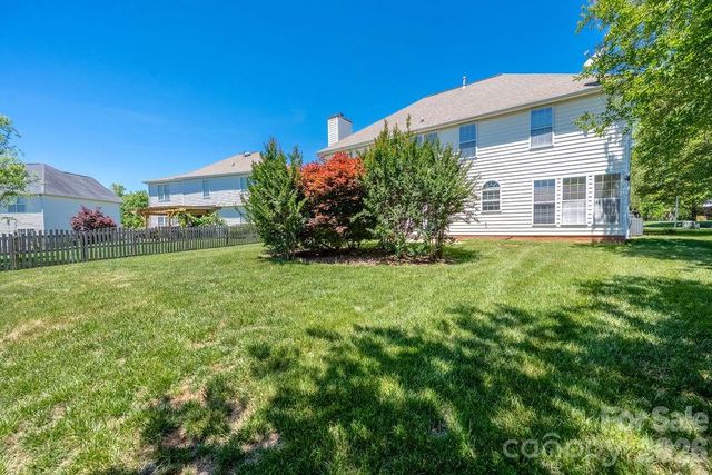 9512 Autumn Applause Drive, Charlotte, NC 28277