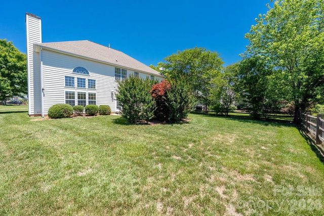 9512 Autumn Applause Drive, Charlotte, NC 28277