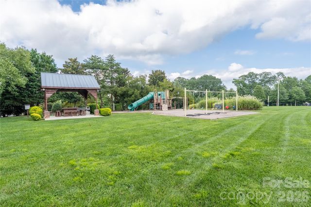 9512 Autumn Applause Drive, Charlotte, NC 28277