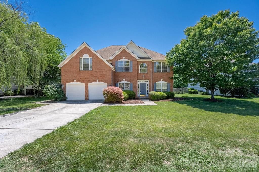 9512 Autumn Applause Drive, Charlotte, NC 28277