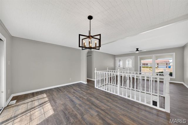 2318 La Cuesta Drive, Florissant, MO 63031