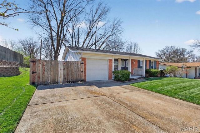 2318 La Cuesta Drive, Florissant, MO 63031