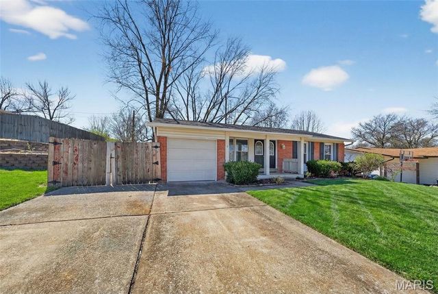 2318 La Cuesta Drive, Florissant, MO 63031