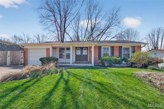 2318 La Cuesta Drive, Florissant, MO 63031