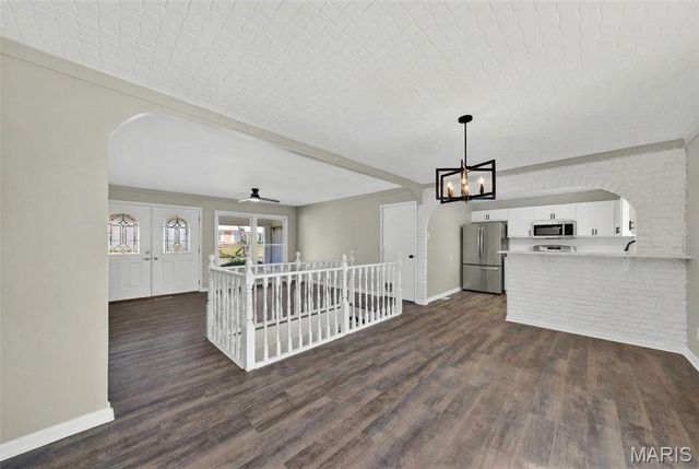 2318 La Cuesta Drive, Florissant, MO 63031