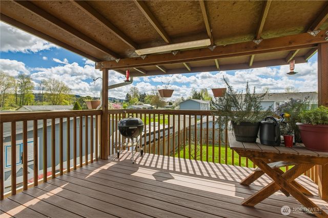 115 3rd Avenue NW, Pacific, WA 98047
