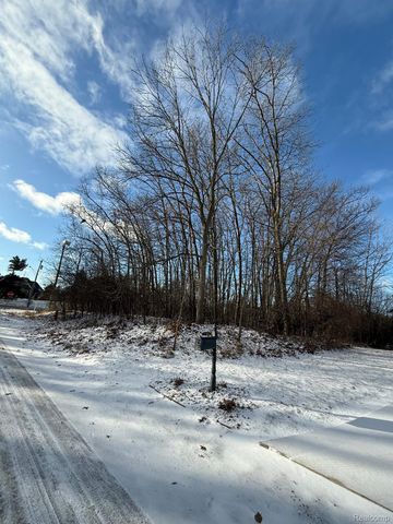 2390 KLINGENSMITH Road, Bloomfield Charter Township, MI 48302