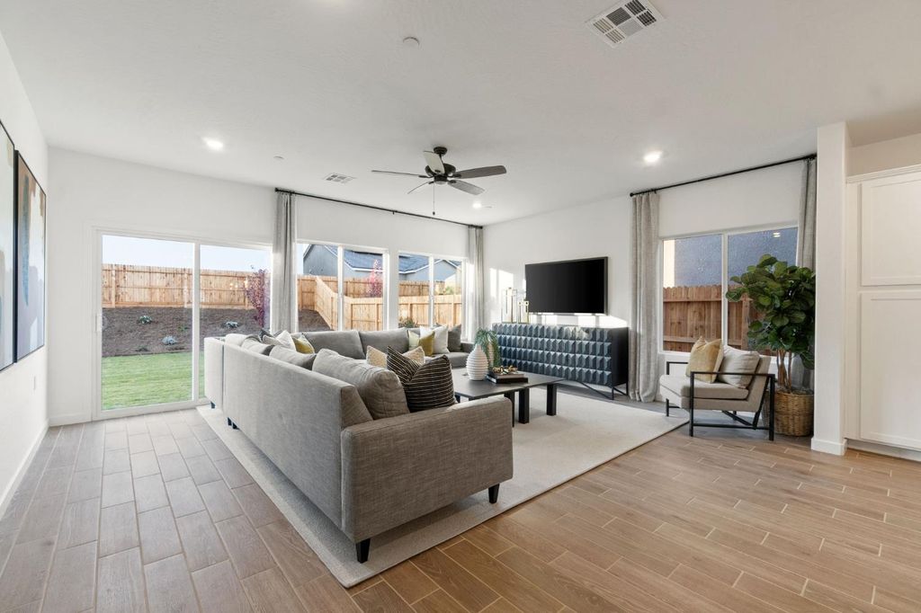 Image 11 of property listing at 878 Traverse Drive S, Madera, CA 93636