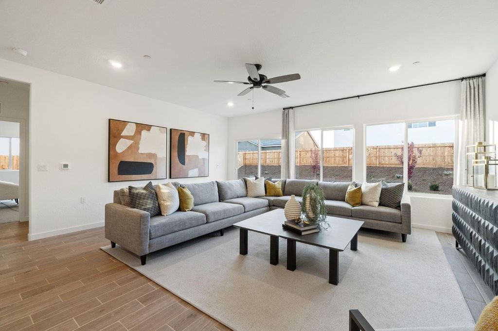 Image 13 of property listing at 878 Traverse Drive S, Madera, CA 93636