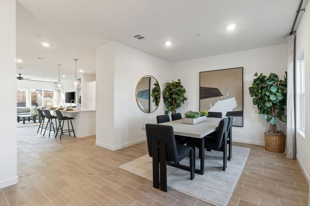 Image 5 of property listing at 878 Traverse Drive S, Madera, CA 93636