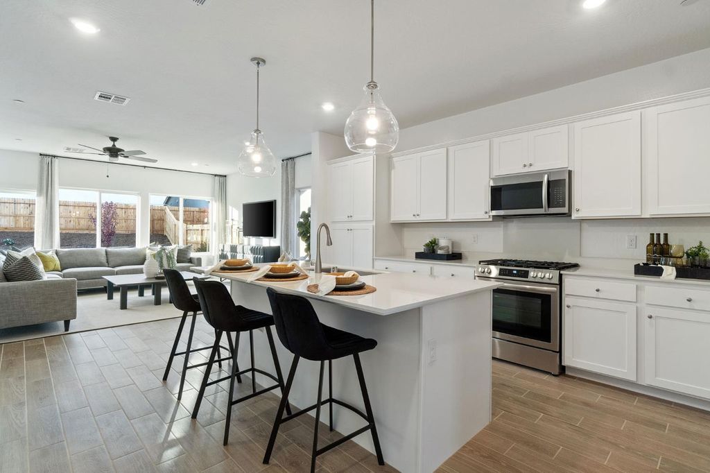 Image 6 of property listing at 878 Traverse Drive S, Madera, CA 93636