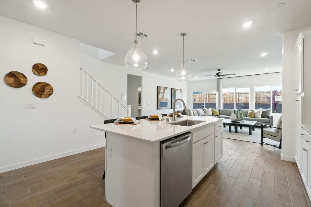 Image 9 of property listing at 878 Traverse Drive S, Madera, CA 93636