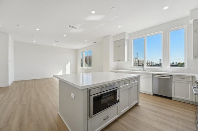 1933 Grand Street, Alameda, CA 94501