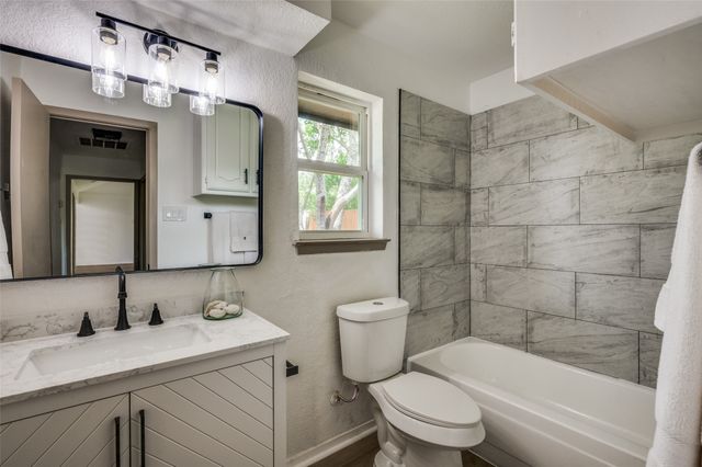 402 Country Meadow Drive, Mansfield, TX 76063