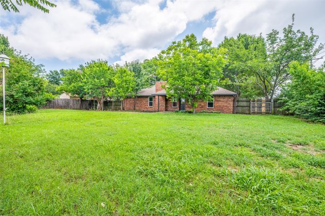 402 Country Meadow Drive, Mansfield, TX 76063