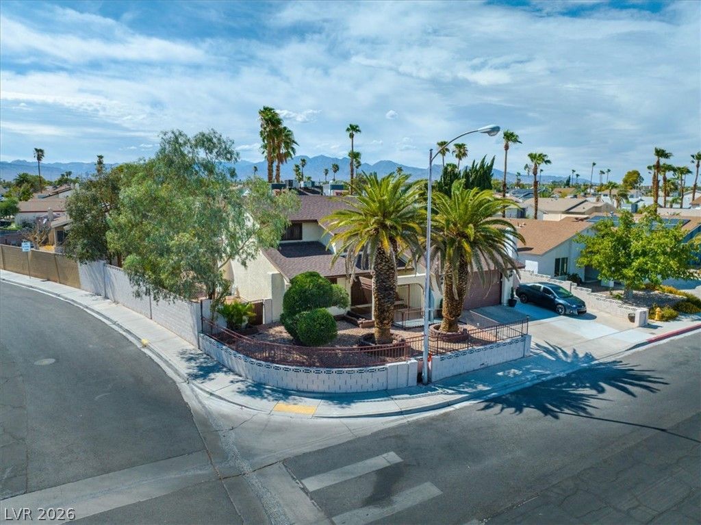 3885 Redwood Street, Las Vegas, NV 89103 — photo 2
