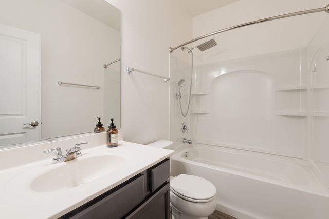 804 Four Seasons Boulevard 804, Aurora, IL 60504