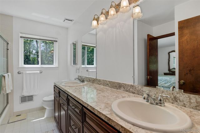 10100 Bridge Lake Road, Springfield Charter Township, MI 48348