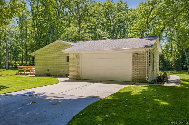 10100 Bridge Lake Road, Springfield Charter Township, MI 48348