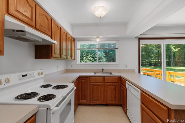10100 Bridge Lake Road, Springfield Charter Township, MI 48348