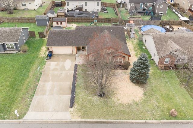 490 E 12th Street, Tonganoxie, KS 66086
