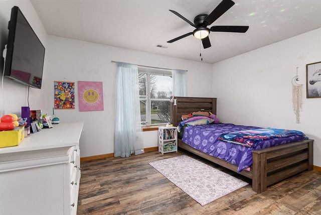 490 E 12th Street, Tonganoxie, KS 66086