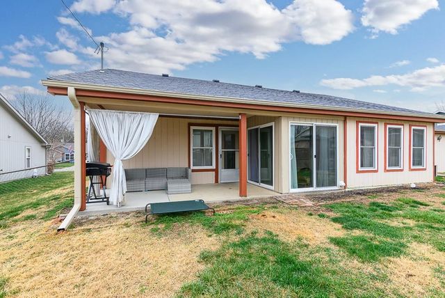 490 E 12th Street, Tonganoxie, KS 66086