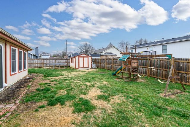 490 E 12th Street, Tonganoxie, KS 66086