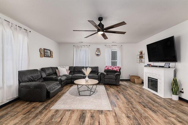 490 E 12th Street, Tonganoxie, KS 66086