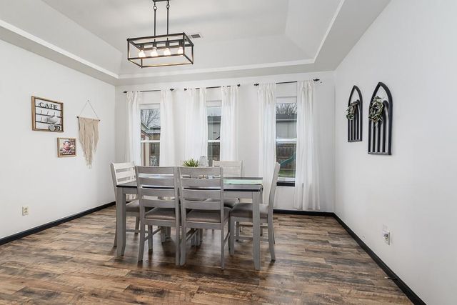 490 E 12th Street, Tonganoxie, KS 66086