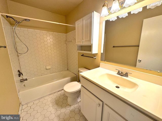 1008 MOOREFIELD CREEK RD SW, Vienna, VA 22180