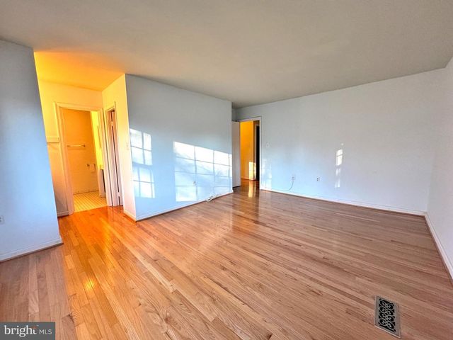 1008 MOOREFIELD CREEK RD SW, Vienna, VA 22180