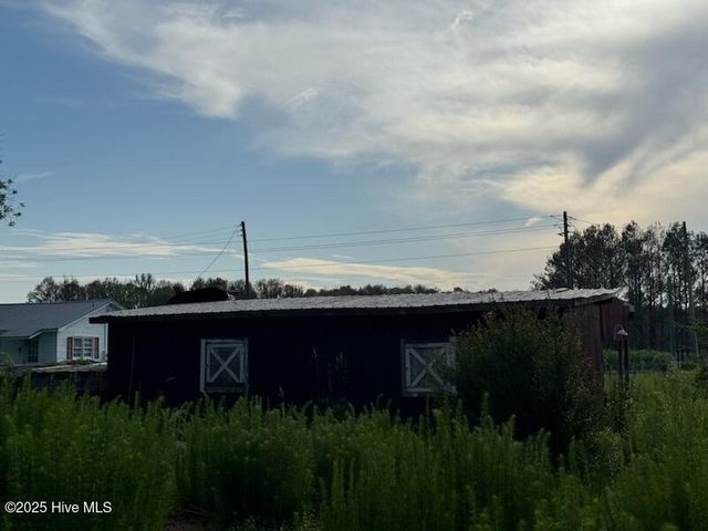 2880 Catherine Lake Road, Richlands, NC 28574