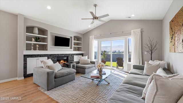 208 Bratton St, Prosser, WA 99350