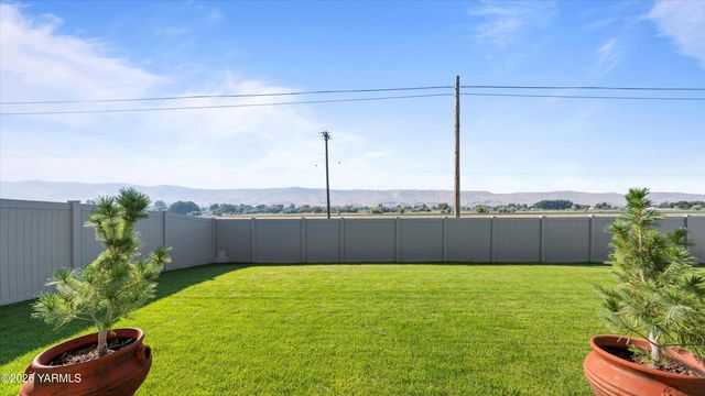 208 Bratton St, Prosser, WA 99350