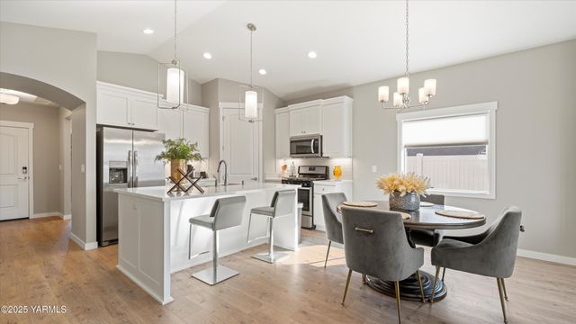 208 Bratton St, Prosser, WA 99350