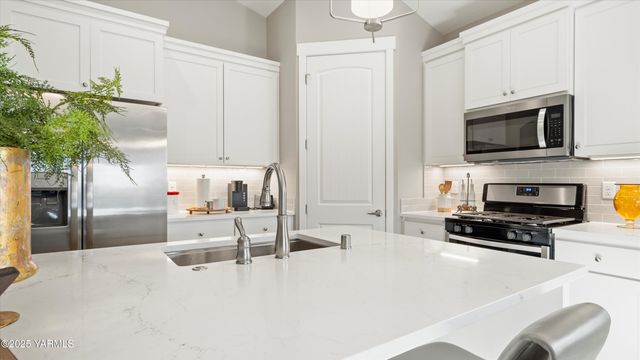 208 Bratton St, Prosser, WA 99350