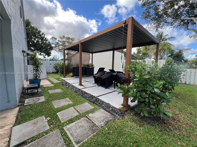 13721 Newport Mnr, Davie, FL 33325