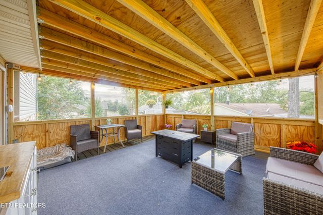 2327 Eau Clair Drive, Maryville, TN 37803