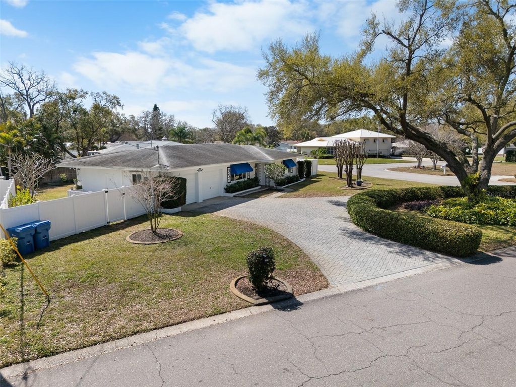 Image 3 of property listing at 1841 MAGNOLIA DRIVE, Clearwater, FL 33764