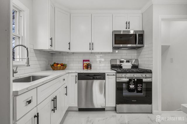 33 Larchmont Road, Edison, NJ 08837