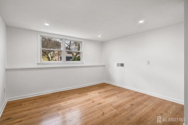 33 Larchmont Road, Edison, NJ 08837