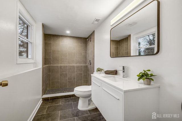 33 Larchmont Road, Edison, NJ 08837