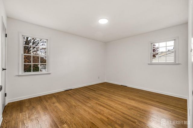 33 Larchmont Road, Edison, NJ 08837