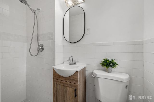 33 Larchmont Road, Edison, NJ 08837