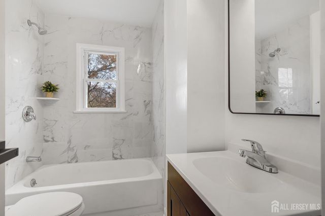 33 Larchmont Road, Edison, NJ 08837