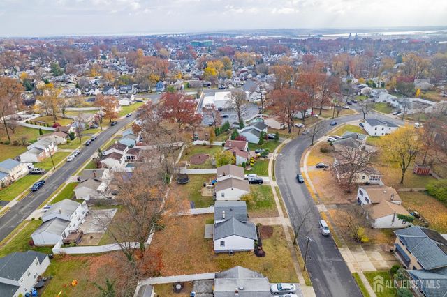 33 Larchmont Road, Edison, NJ 08837